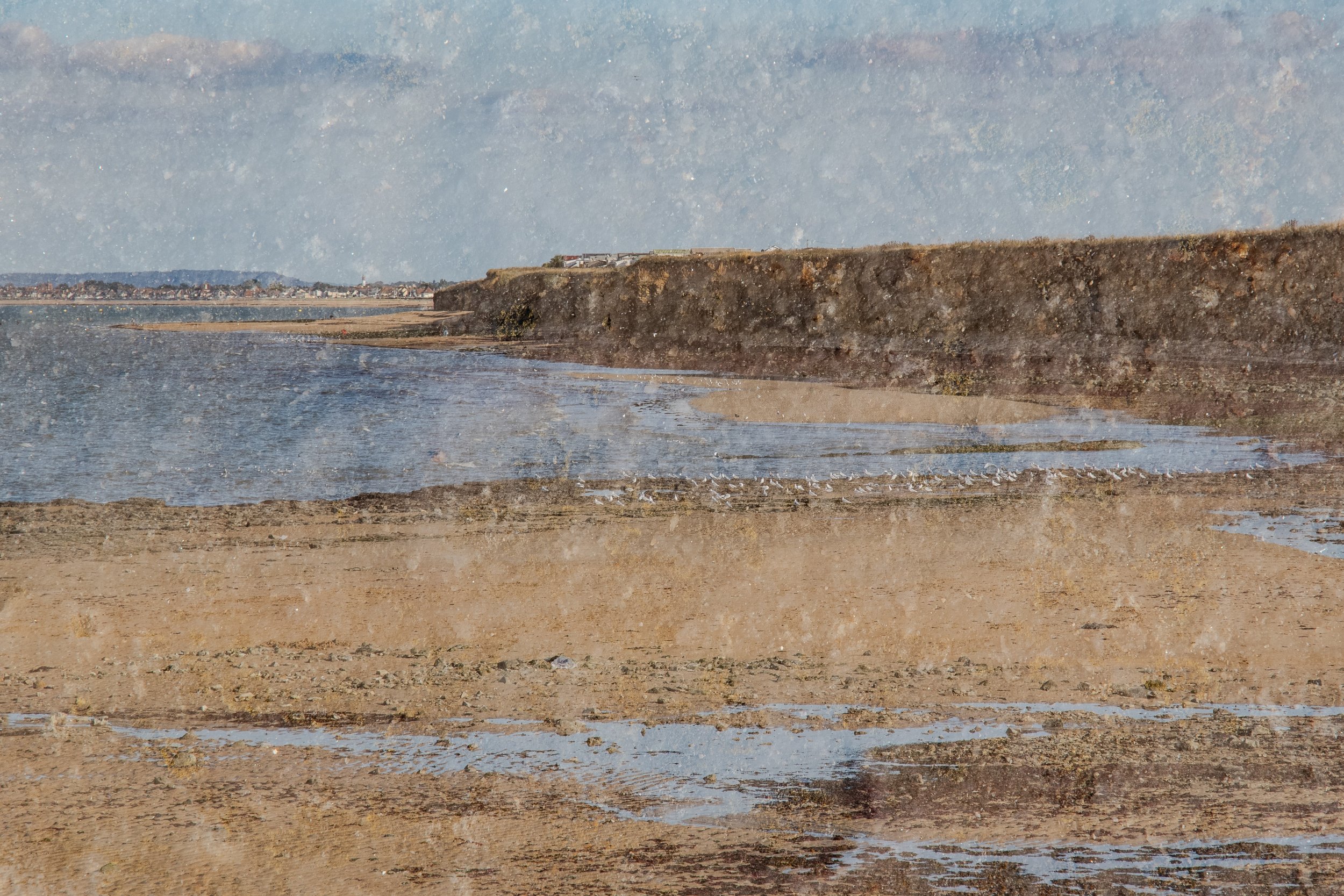 Les falaises rocheuses, solides et immuables en apparence, finissent par céder sous l’effet des marées, qui les érodent grain par grain pour en faire du sable.
Normandie, 2024